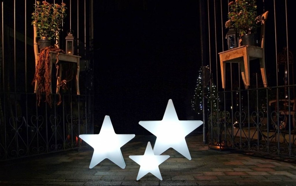 Trois étoiles lumineuses devant un portail