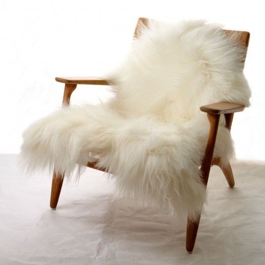 La peau de mouton One Moumoute posée sur un fauteuil - objet tendance pour l'automne