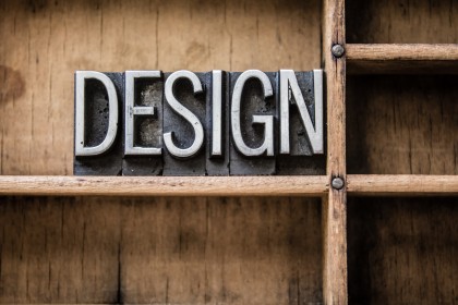 Mot design lettres métal sur une étagère bois