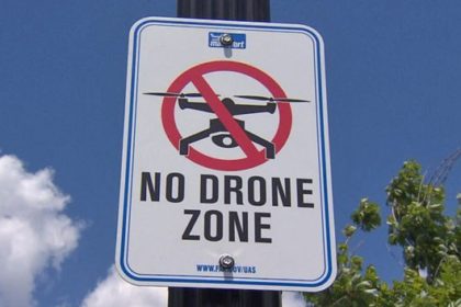 panneau d'interdiction de survoler une zone aux drones